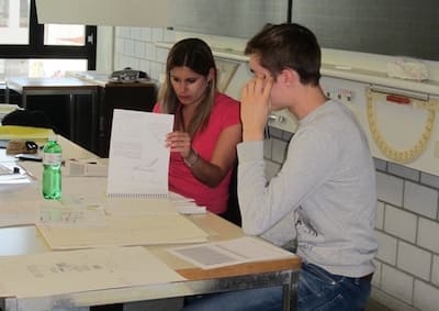 Ein Schüler in der Besprechung